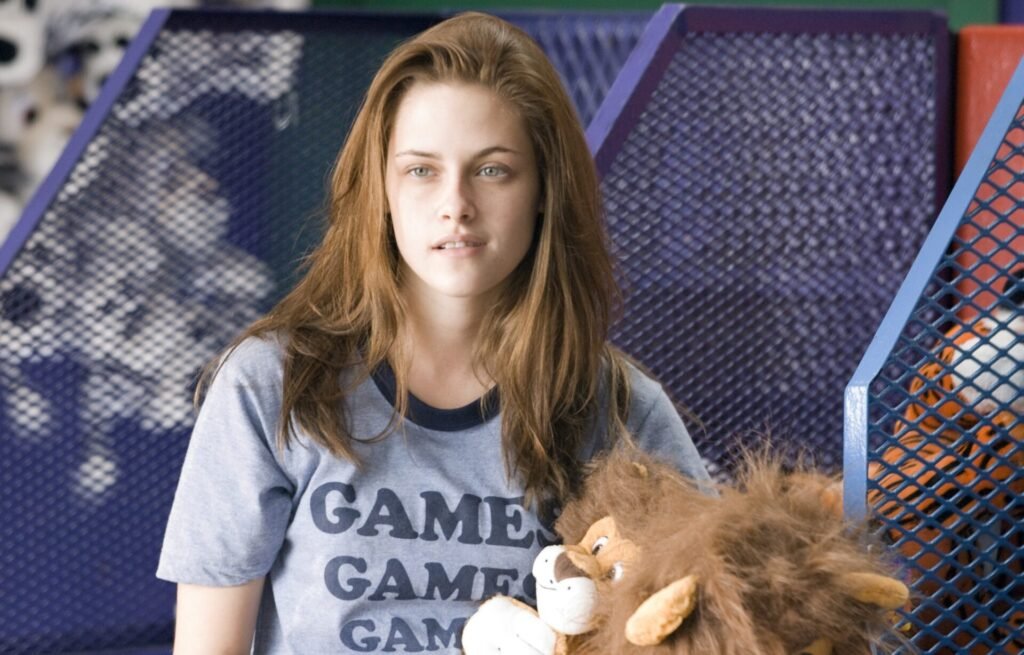 Kristen Stewart as Em leaning against an amusement park ride in Adventureland (2009)
