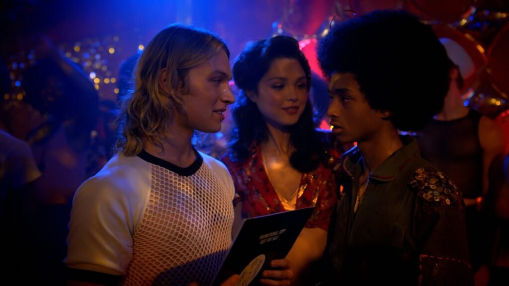 Dizzee and Thor talk with a friend in a nightclub in The Get Down.